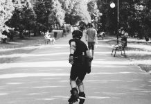 Czapki z daszkiem – komu je polecić? Rolkarzom!