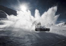 Jak przewozić sprzęt narciarski lub snowboardowy samochodem, samolotem, pociągiem? Najważniejsze zasady