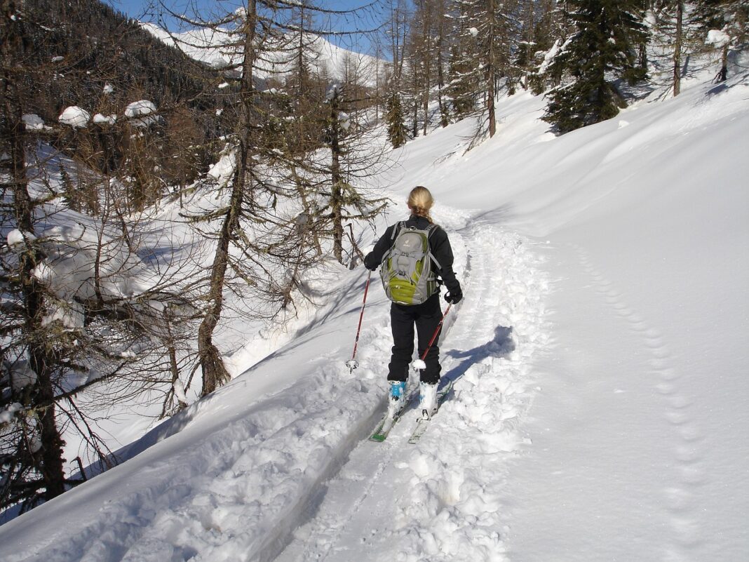 backcountry-skiiing-273055_1280
