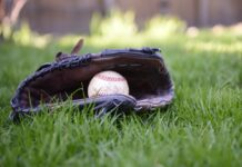 Ekstremalne mosty linowe: Najtrudniejsze przejścia nad kanionami dżungli