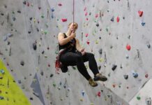 Bieg na drewnianych szczudłach – ludowa rywalizacja z humorem