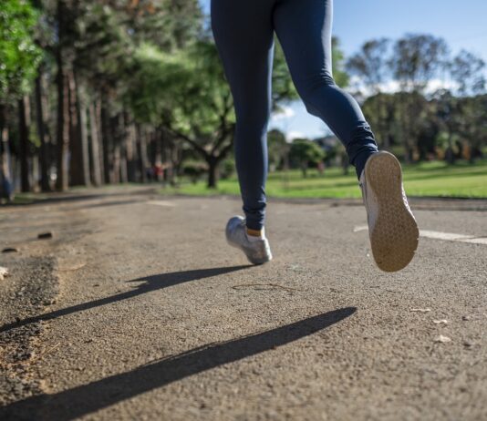 Sportowe stylizacje na wyjazdy i podróże