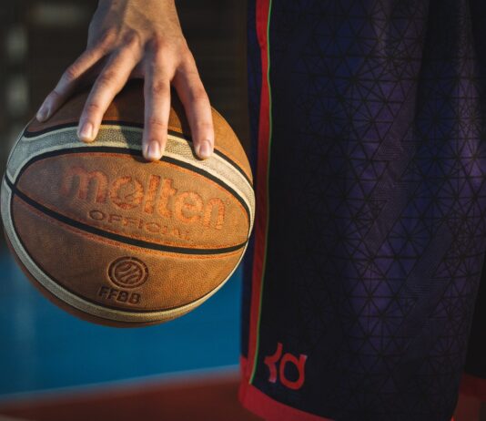 Najlepsze ćwiczenia na poprawę siły uchwytu w sportach chwytanych