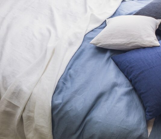 Ile prań wytrzymuje obrus plamoodporny – testy i fakty